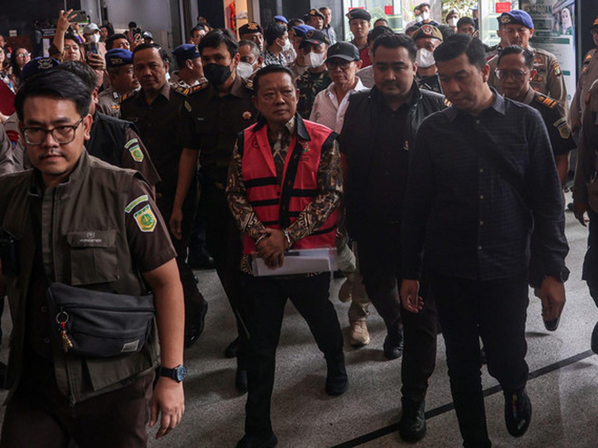 Terdakwa yang merupakan mantan Jaksa Agung Muda Tindak Pidana Khusus Kejaksaan Agung Febrie Adriansyah (tengah) berjalan menuju ruangan untuk menjalani sidang lanjutan di Pengadilan Tipikor, Jakarta, 