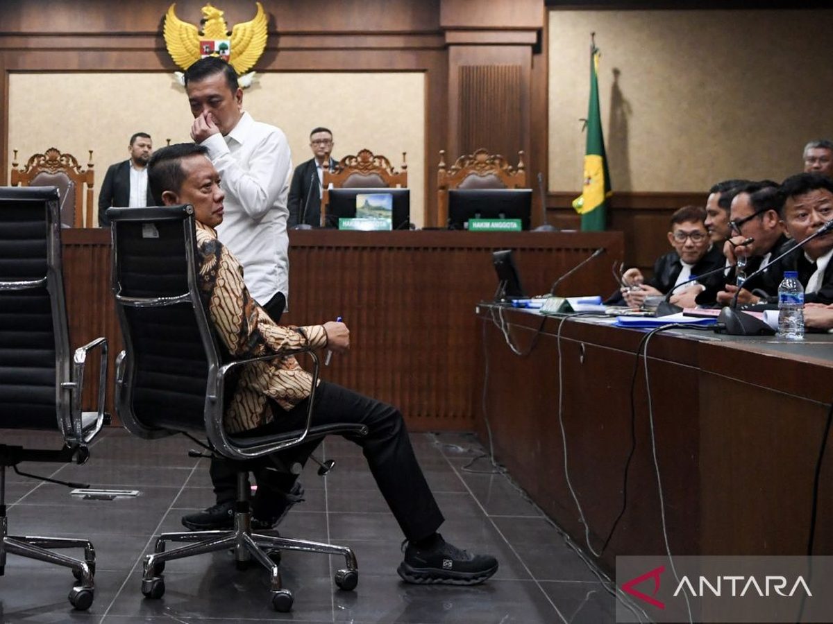 Terdakwa kasus dugaan pemerasan dan tindak pidana pencucian uang (TPPU) Febrie Adriansyah (duduk kiri) dan terdakwa Don Ritto (berdiri kiri) bersiap mengikuti sidang dakwaan di Pengadilan Tipikor, Jak