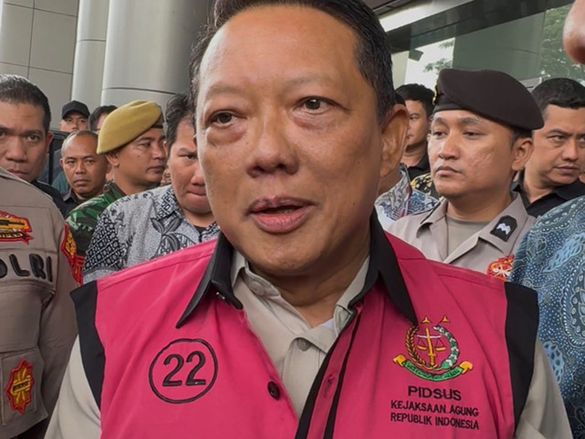 Tersangka perkara TPPU eks Jampidsus Febrie Adriansyah memberikan keterangan di Gedung Kejaksaan Negeri Jakarta Selatan usai dilimpahkan, Jumat (18/9/2026). Foto: Kevin Daniel/kumparan